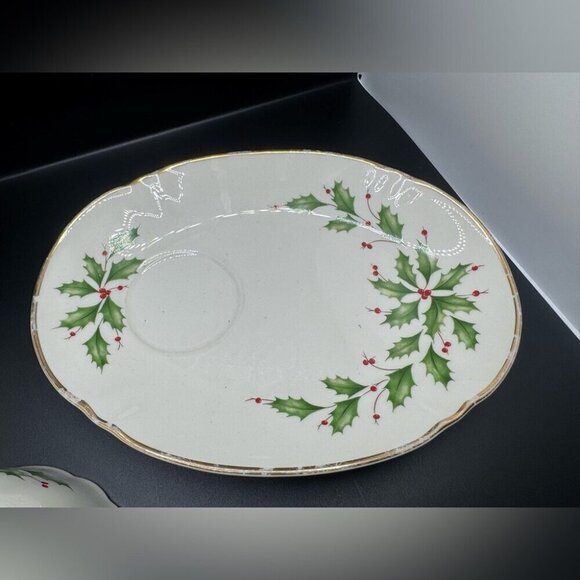 Lenox Other - Lenox holiday festive berries dimension collection White Oval tea cup plate